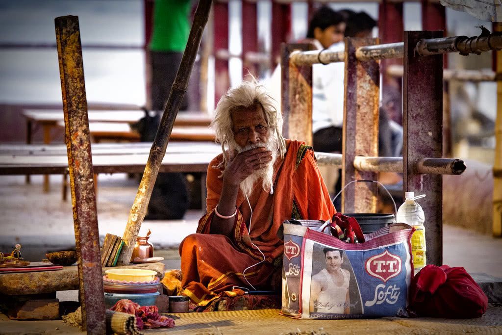 印度苦行僧成恒河模特向游客索要拍照小费1次200元不等