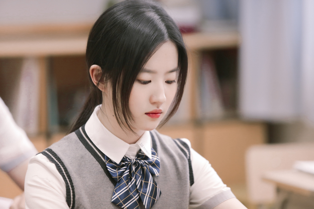 刘亦菲新剧造型真漂亮穿上学生装瞬间美成18岁初恋胜过小龙女