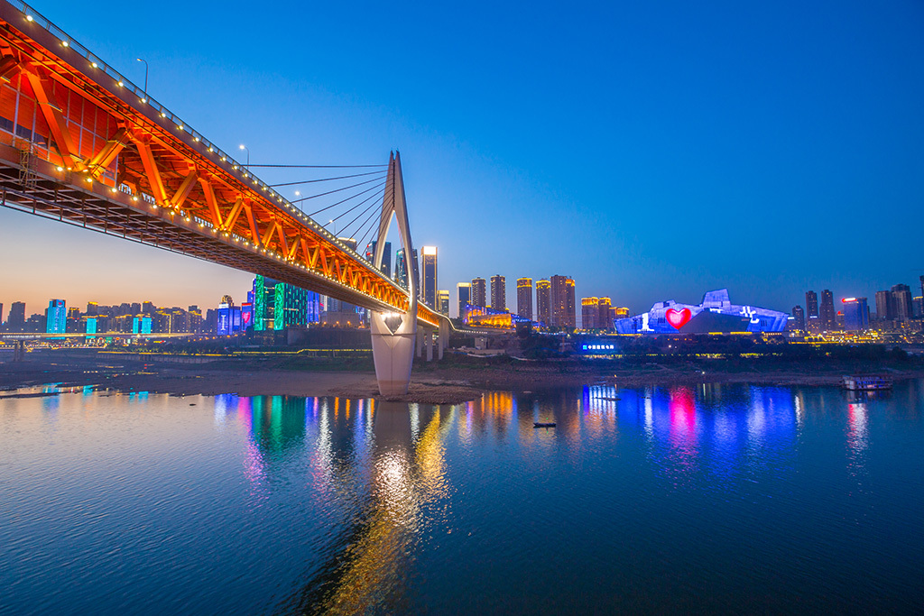 重庆最美的大桥,夜景超美,网友却说:是沾了洪崖洞的光?