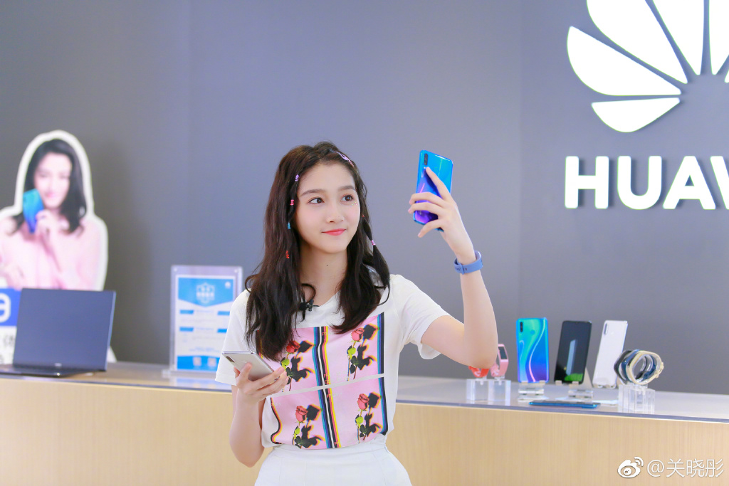 关晓彤真会穿搭!印花白色t恤搭配白色超短裙,秒变清纯少女