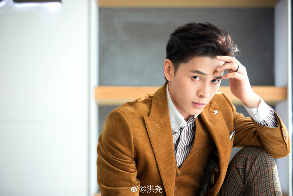 洪尧手滑上传吴谨言亲密合照 23分钟火速删文