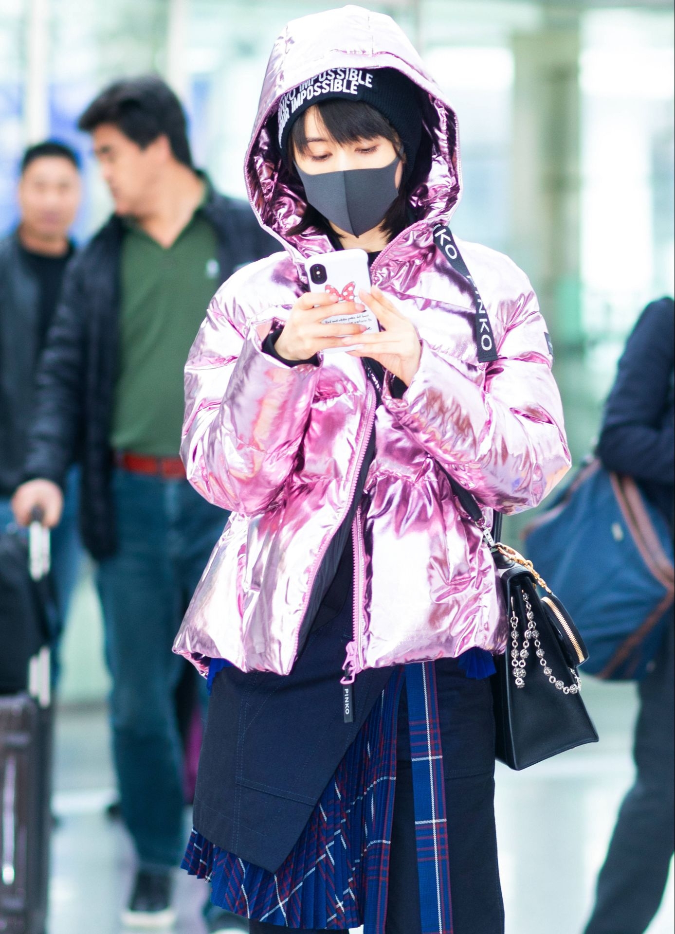 王子文一袭亮色羽绒外套,深得人心!时尚范儿特耀眼