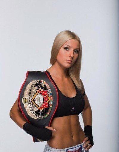 她是泰拳界最美女拳王,曾让拳王播求倾心,最后却嫁给了普通人