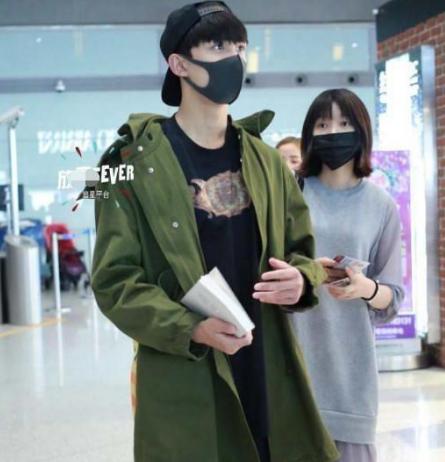 的照片,能够看得出来姐姐的好样貌,网友们都羡慕吴磊姐姐有这样的弟弟