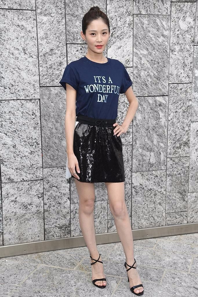 王媛可让大家见识了什么是"牙签腿",穿短裤都是空荡荡的!