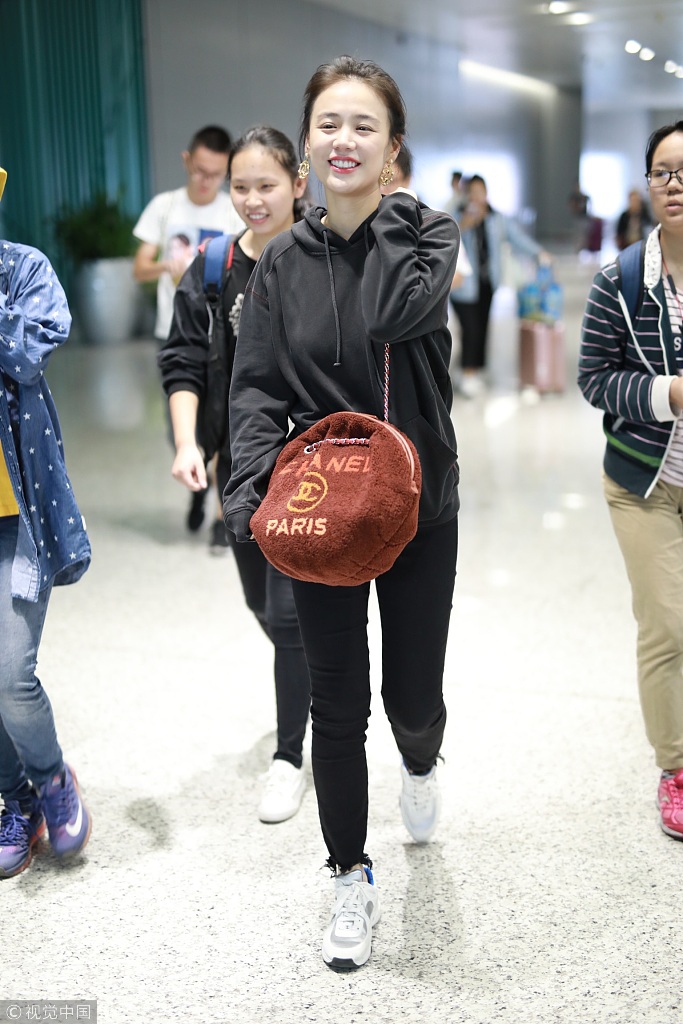 组图:马思纯看秀归来心情大好 俯身听助理说悄悄话毫无星架!