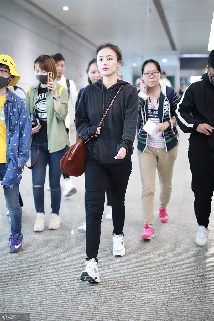 组图:马思纯看秀归来心情大好 俯身听助理说悄悄话毫无星架!