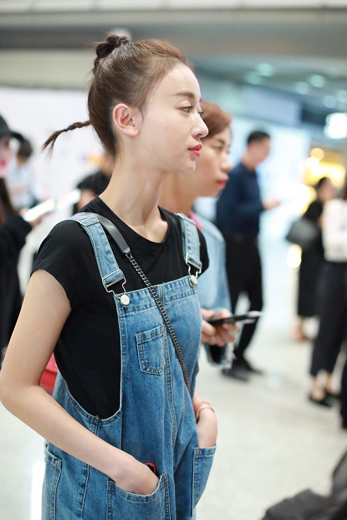 吴谨言太瘦了,冲天辫配背带裤真可爱,网友:说她18岁都信