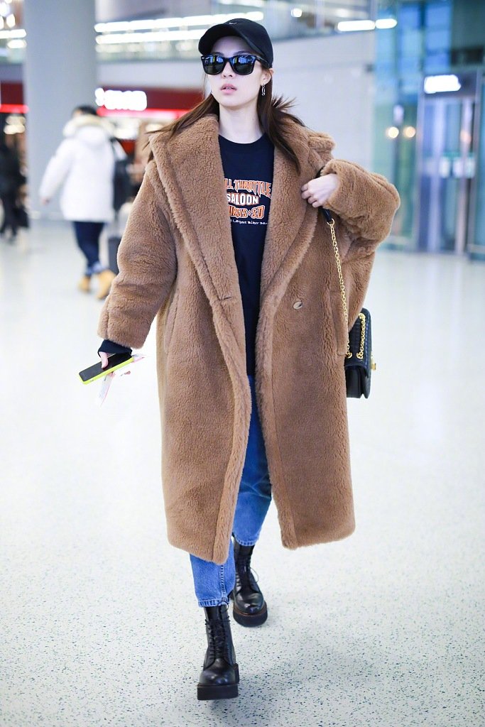 天这么冷女明星还穿这么美唐嫣自带打光板杨紫很尊重冬季