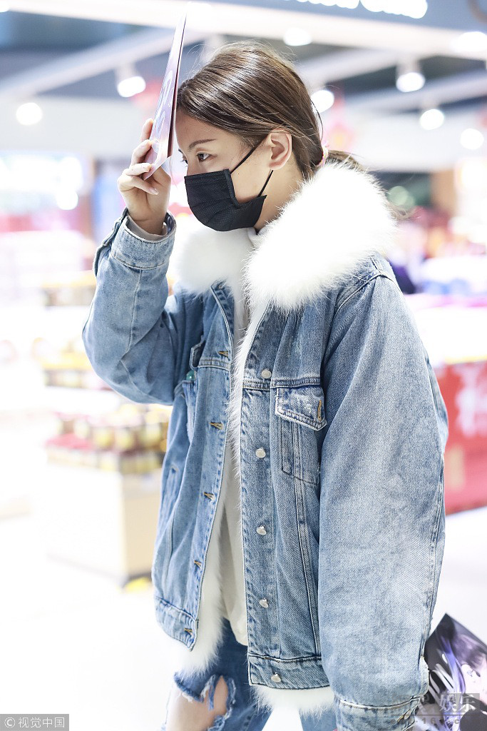 【杨超越戴口罩现身 举"超"字手幅超可爱】