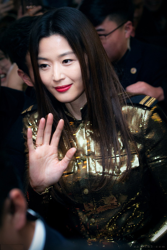 全智贤一袭金色长裙现身南京 微笑招手尽显妩媚女神范