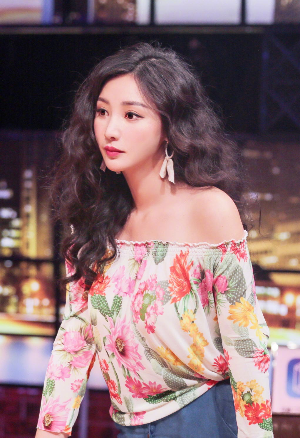 柳岩扎丸子头配空气刘海,瞬间减龄20岁!造型清纯甜美超可爱