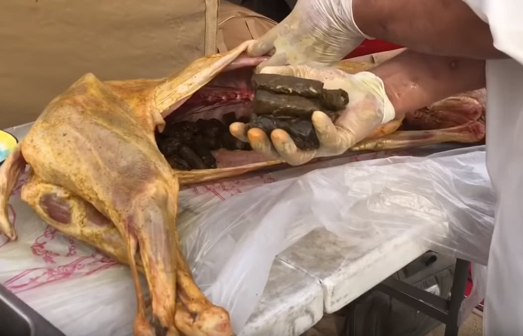 在土耳其花900元买了只烤羊,刚一切开我就后悔了,实在太作死