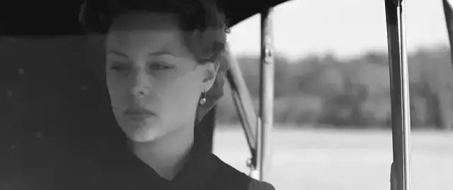 清醒时,把爱剥离得如此哲学,昏厥时,将爱混沌的