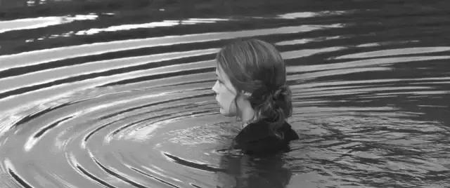 清醒时,把爱剥离得如此哲学,昏厥时,将爱混沌的