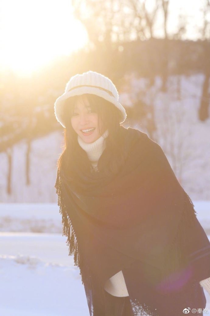 秦岚发雪地写真长发飘飘 双手捂脸太甜美