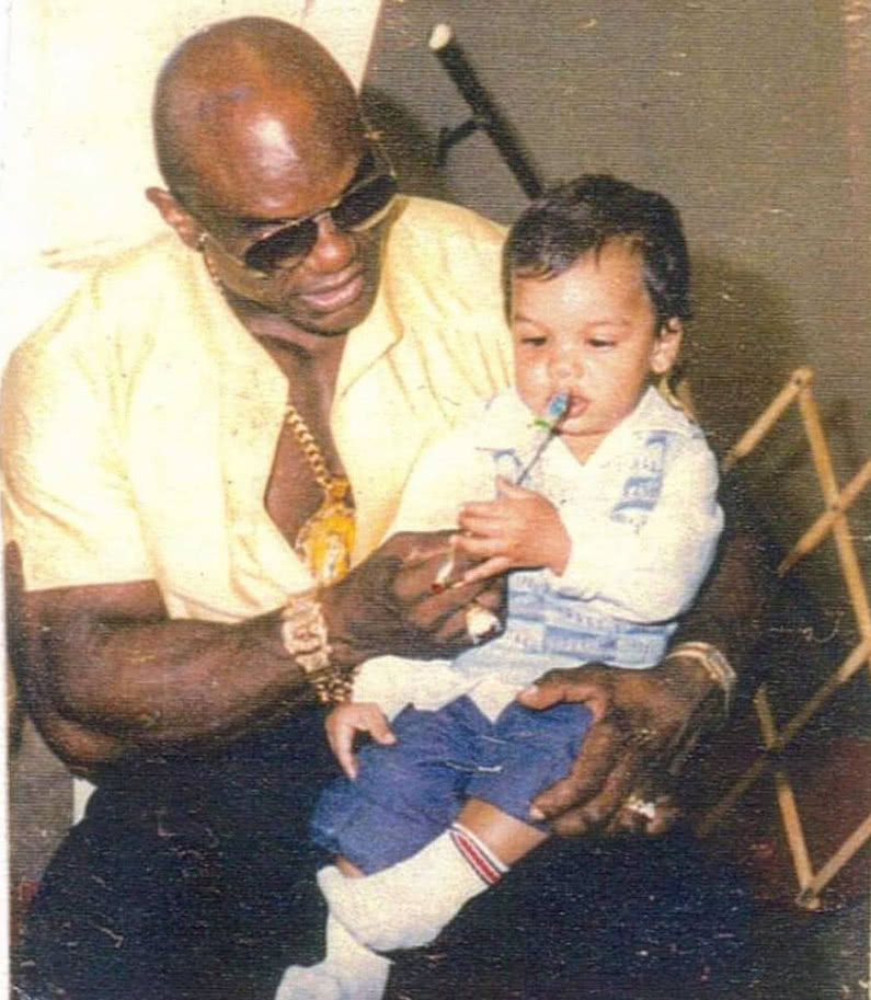 健美巨兽天生神力,徒手抬起2.4吨越野车,与奥尼尔私交甚好!