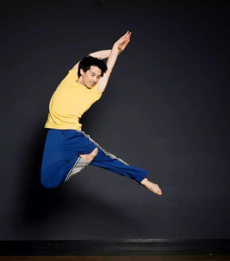 他曾经在春晚上一舞成名,妻子为了他退居幕后,如今他们生活幸福