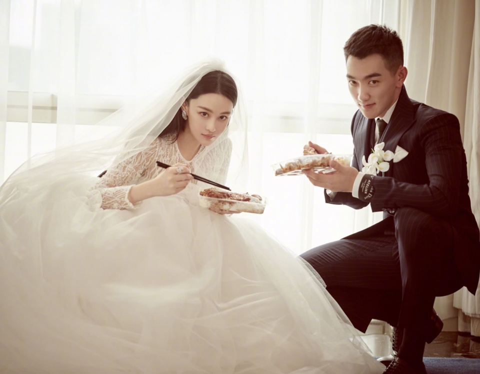 张馨予晒老公童年照并偷拍他吃饭何教官真是从小帅到大