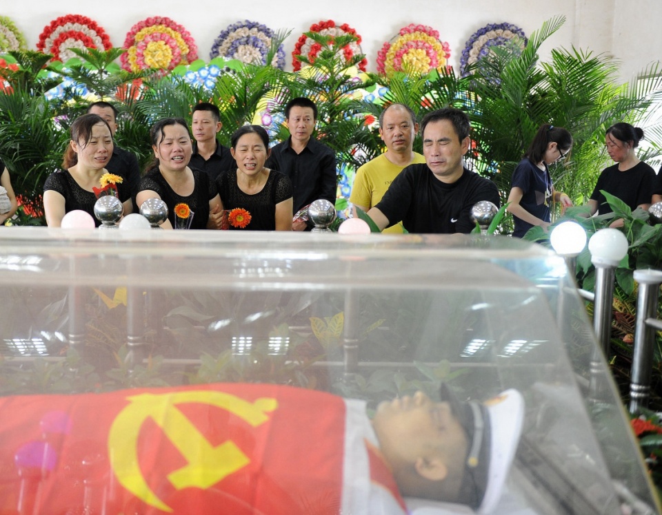 救8人后牺牲，妻子捐遗体又救3人，感动黄晓明发文悼念！|梅雄|遗体|妻子_新浪新闻