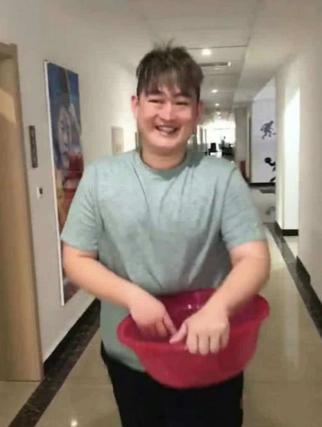 赵本山22岁儿子赵一楠进减肥营,因生病胖到200斤!