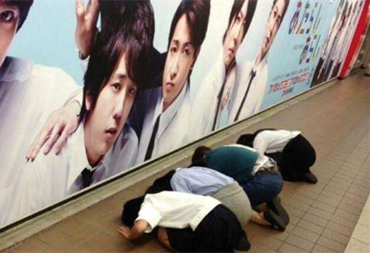 粉丝追星疯狂7大事件: 跪海报,包酒店, 最后一位轰动全国