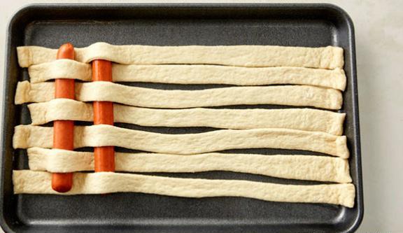 卓凌聊美食:椒盐卷饼编织热狗,名字奇怪却好吃哦.