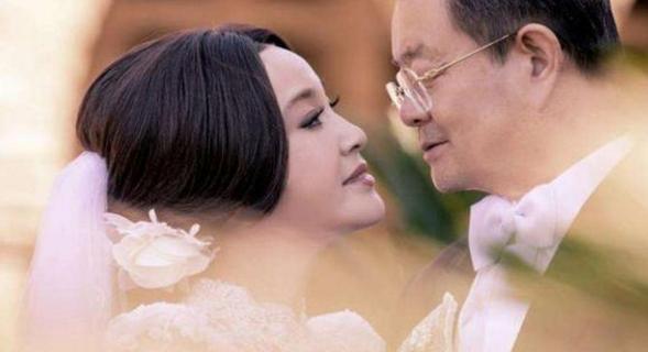 63岁刘晓庆与76岁丈夫近照成鲜明对比,网友的评论尴尬了