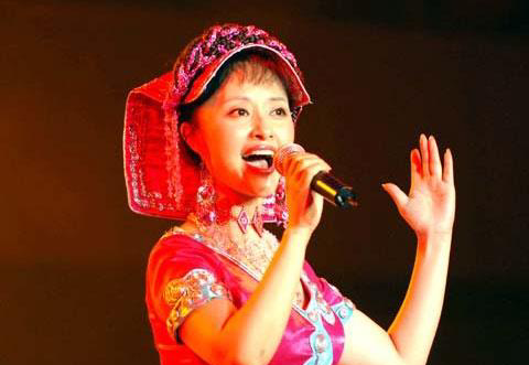 她被称为"月亮的女儿",19岁进中央民族歌舞团,如今生活幸福!