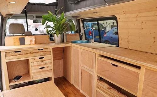 小夫妻将面包车改成房车 开启环欧旅行