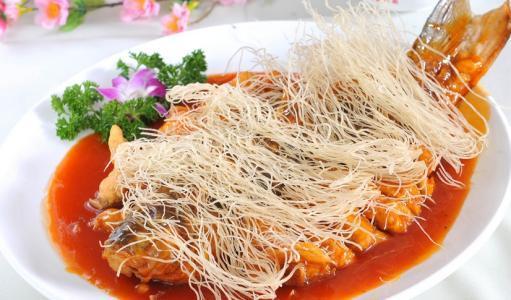 鲤鱼焙面,一道菜肴,两种食趣,被比喻为"先食龙肉,后食龙须"