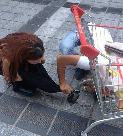 穿个裙子出门也能卡进车轮里,尴尬了吧