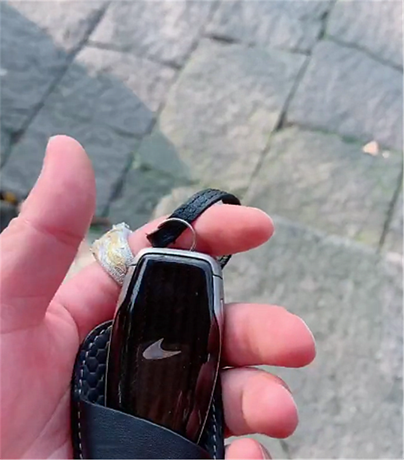 而这个时候,迈凯伦车主就在对面,手中拿着车钥匙,却没有人知道车主就