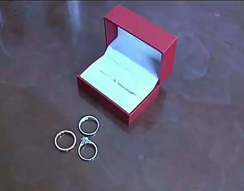 小夫妻卧室被安摄像头竟是邻居大叔装的他说想看男主人的