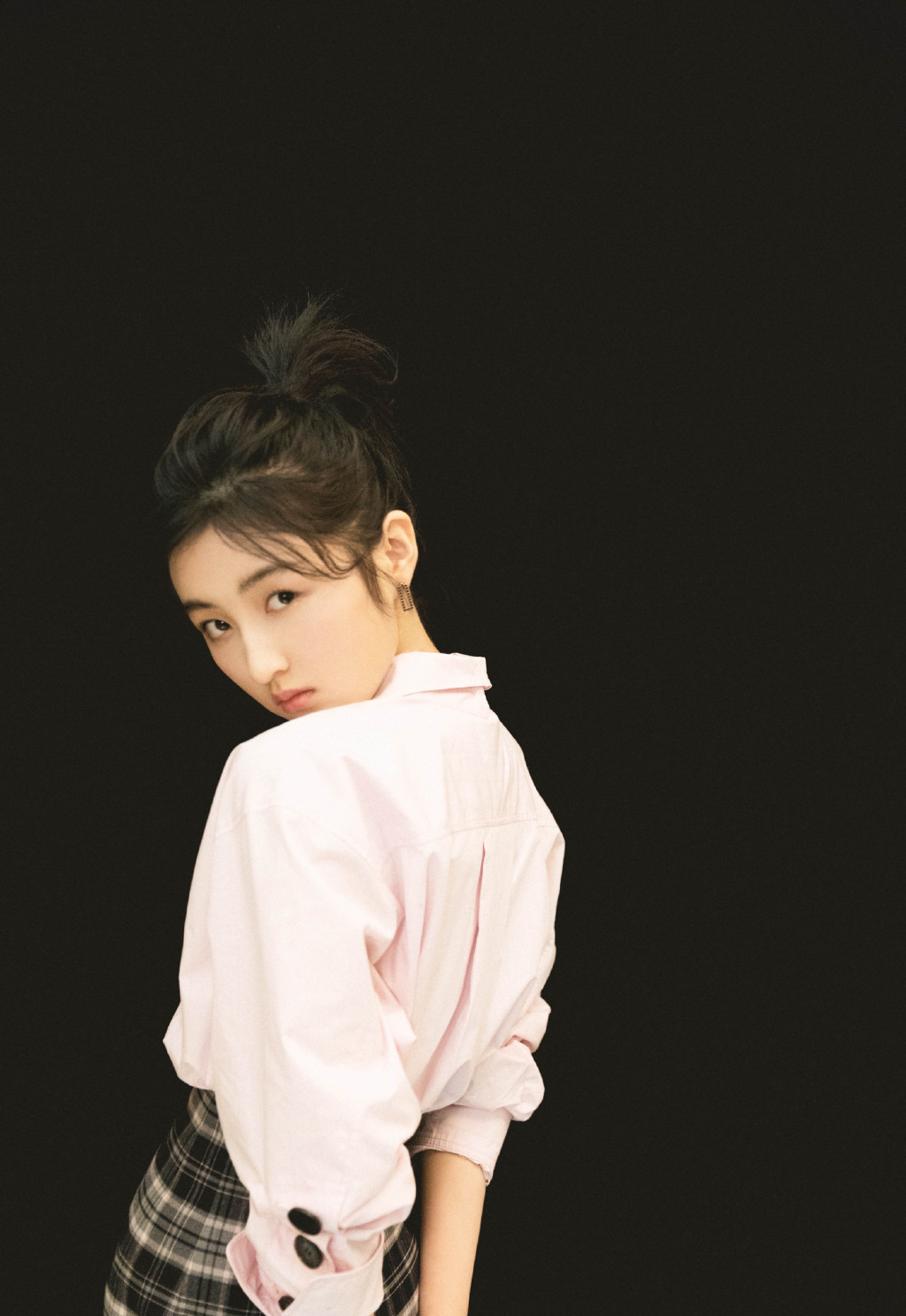 17岁张子枫不走甜美线,身穿链子衣换上霸气风格,意外成了帅小伙