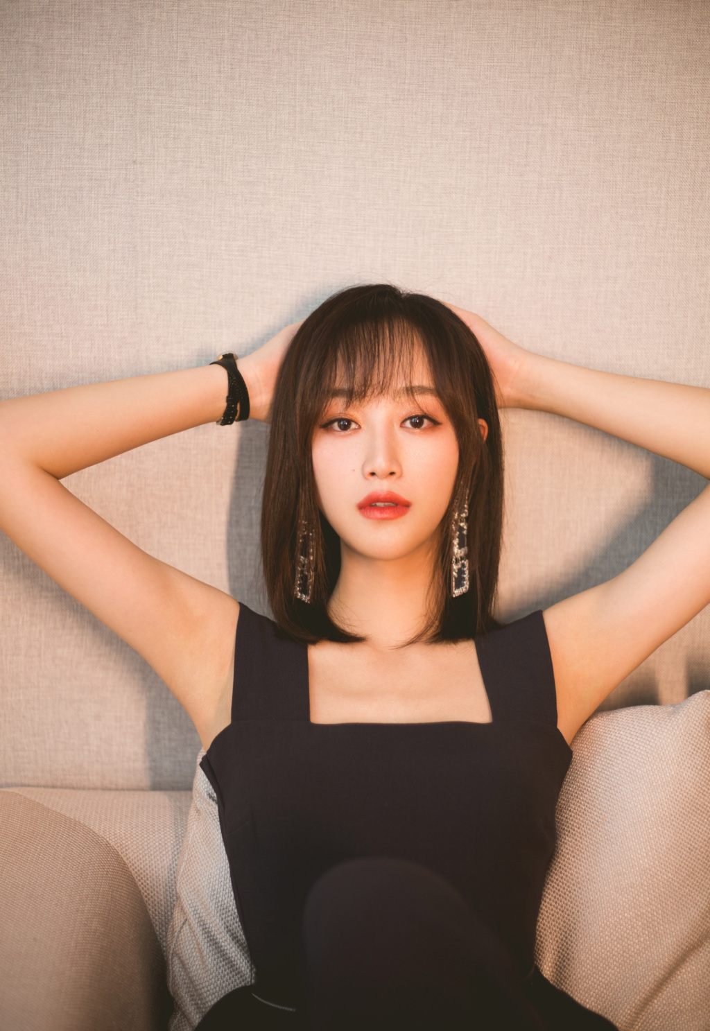 蓝盈莹短发搭出百变造型,"可盐可甜"超好看