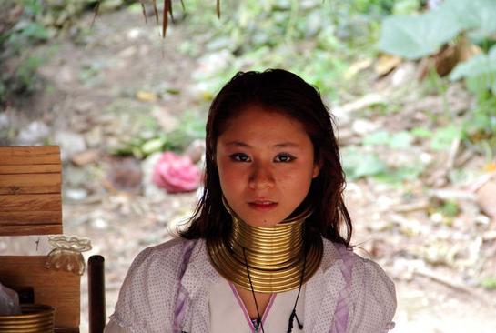 此村落终身戴"环"的女子,摘环后真实面目怎样?连丈夫都没见过