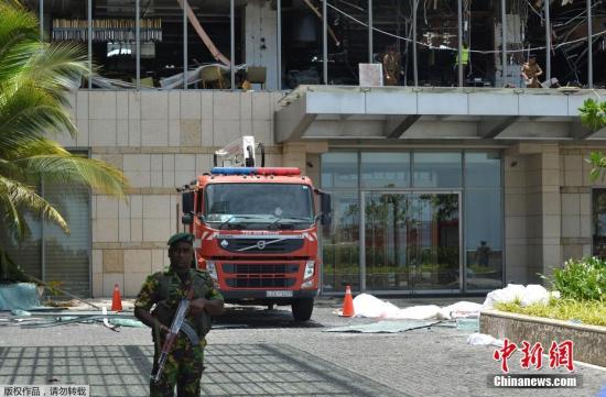  图为警方调查人员在斯里兰卡首都科伦坡发生爆炸的酒店进行调查。