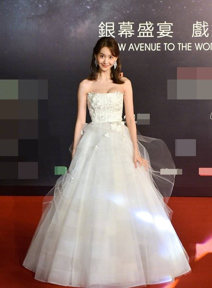 林允儿一袭白色婚纱走红毯,30万耳坠闪耀全场,普通人真不敢想