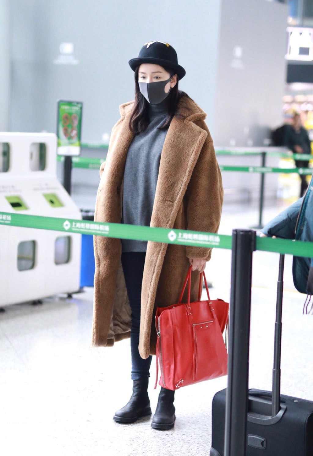 娄艺潇焦糖色皮草臃肿不堪?看到内搭的卫衣,网友直呼:求同款