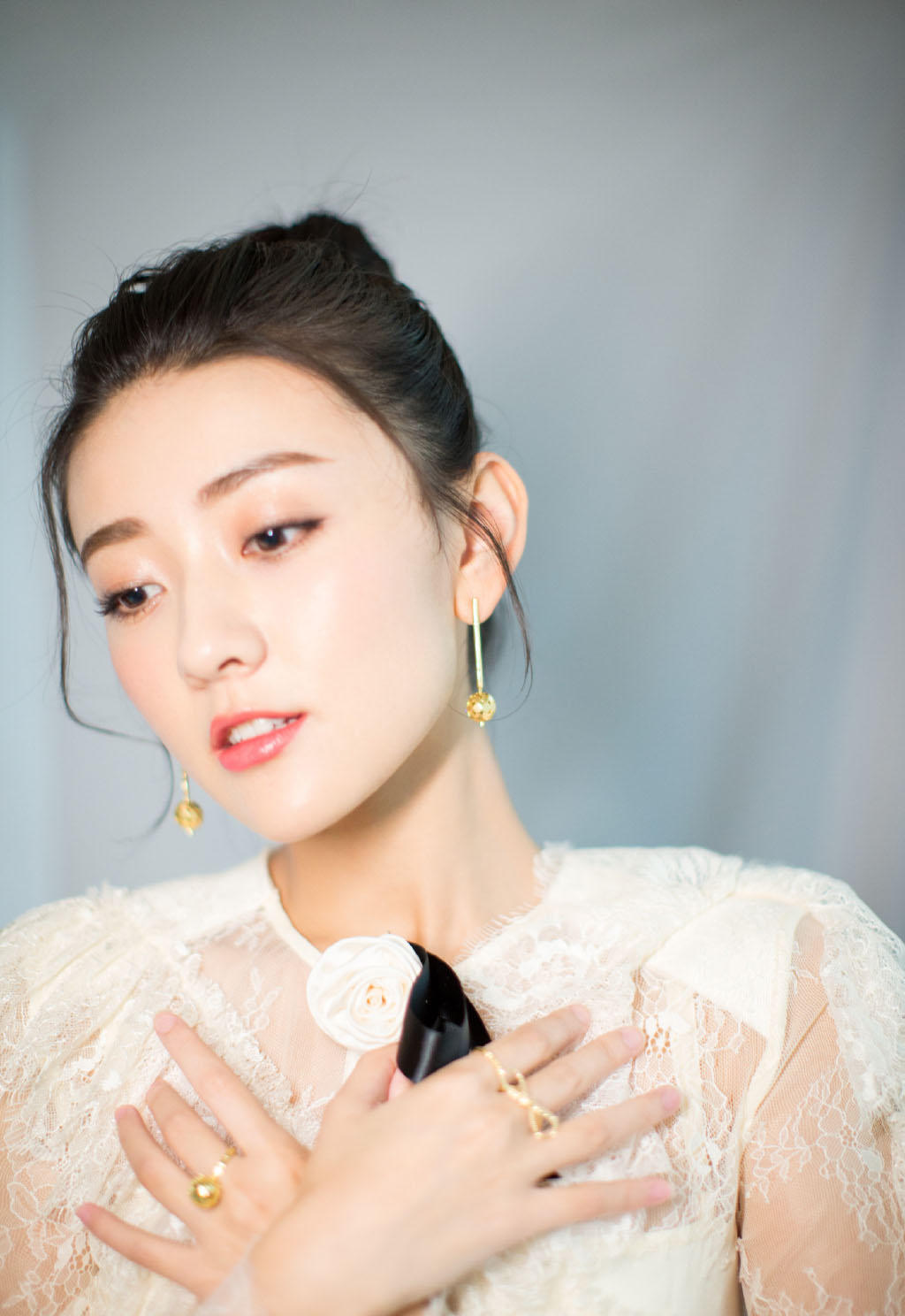 《双世宠妃》曲小檀,白色蕾丝裙美成公主,可穿错