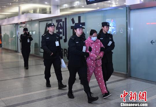 朱某某被押解回國現場。 張斌 攝
