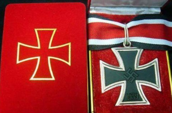 阿尔富德加入的是党卫军掷弹兵师,也就是机械化步兵师.