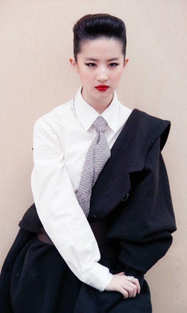 刘亦菲仗着自己颜值高,挑战"死亡发型",脸小任性!