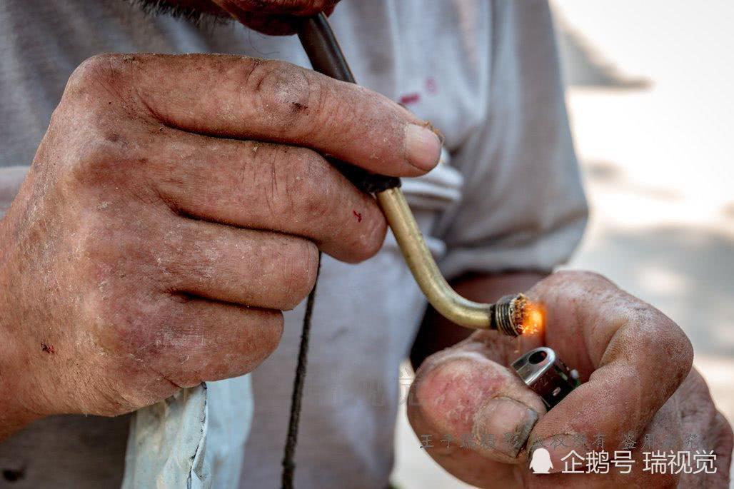 农村75岁老汉嫌卷烟没劲儿,常年吸"旱烟"身体硬朗,新鲜不?