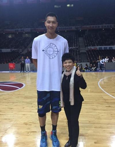 和易建联在一起,稍不小心就"被卖萌"——天然身高差啊