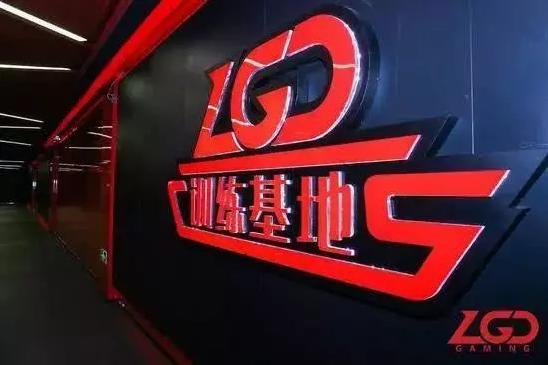 snake基地豪华到爆炸!omg:那我呢?rng:我告诉你什么叫皇族