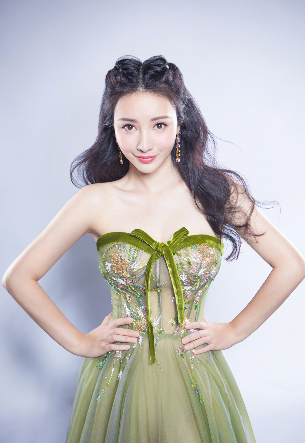 柳岩扎丸子头配空气刘海,瞬间减龄20岁!造型清纯甜美超可爱