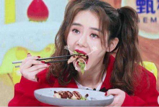 明星涂口红吃东西: 郑恺骚气, 朱一龙用牙齿咬, 王俊凯细节太圈粉