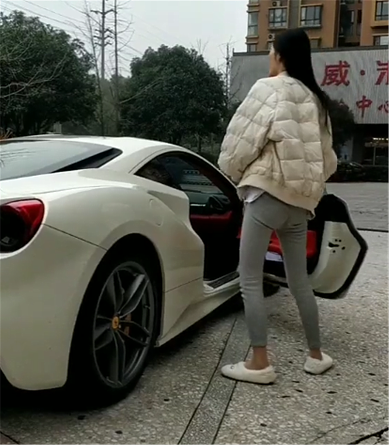 315万法拉利现街头需加价24万但亮点是副驾驶女子身材